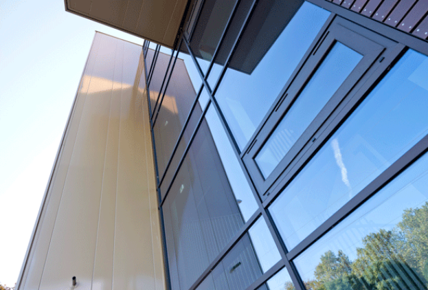 architects-heroal – Detailed view of the curtain wall of the Mohnheim Music School