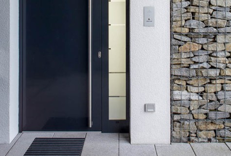 Foerderung-Detailansicht graue Haustuer