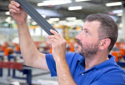 Absolventen und Berufseinsteiger-Mitarbeiter kontrolliert Produkt